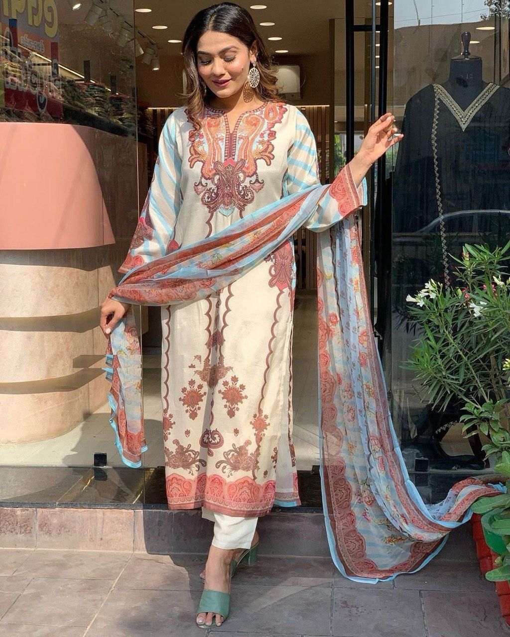 WOMEN PRINTED STRAIGHT KURTA SET